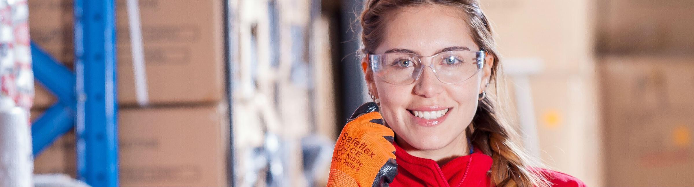 Une femme souriante dans un entrepôt